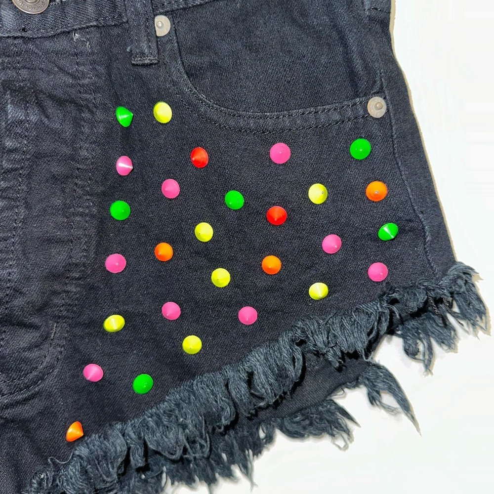 Together Apparel Women’s Studded Denim Shorts Size S Black Multi-color rave - Picture 10 of 10